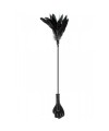 Cravache main noire bdsm avec plumes noires